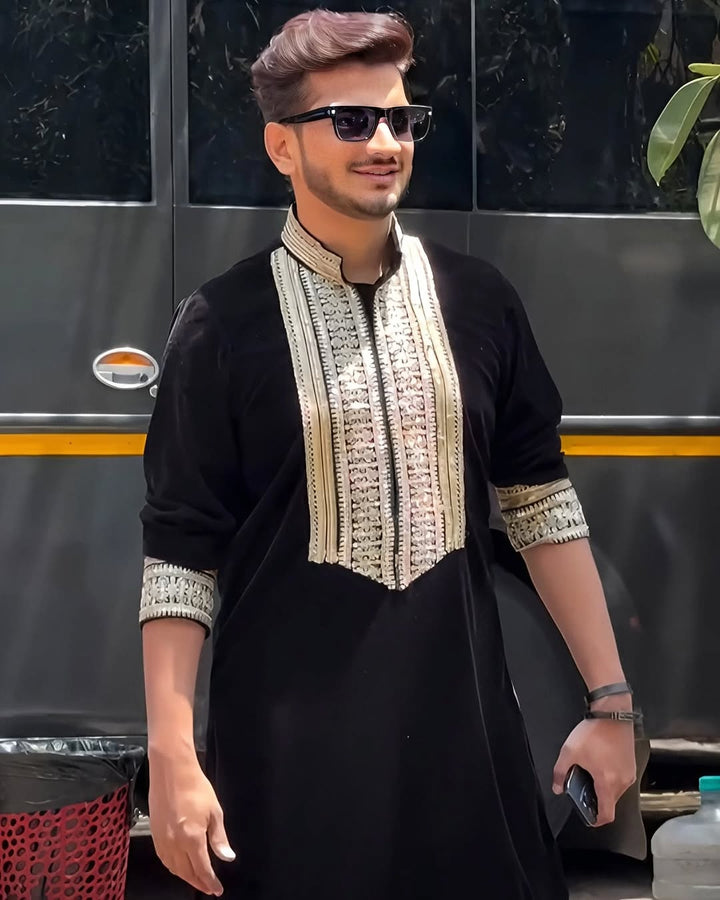 Munavar Adition Black kurta With Embroidery