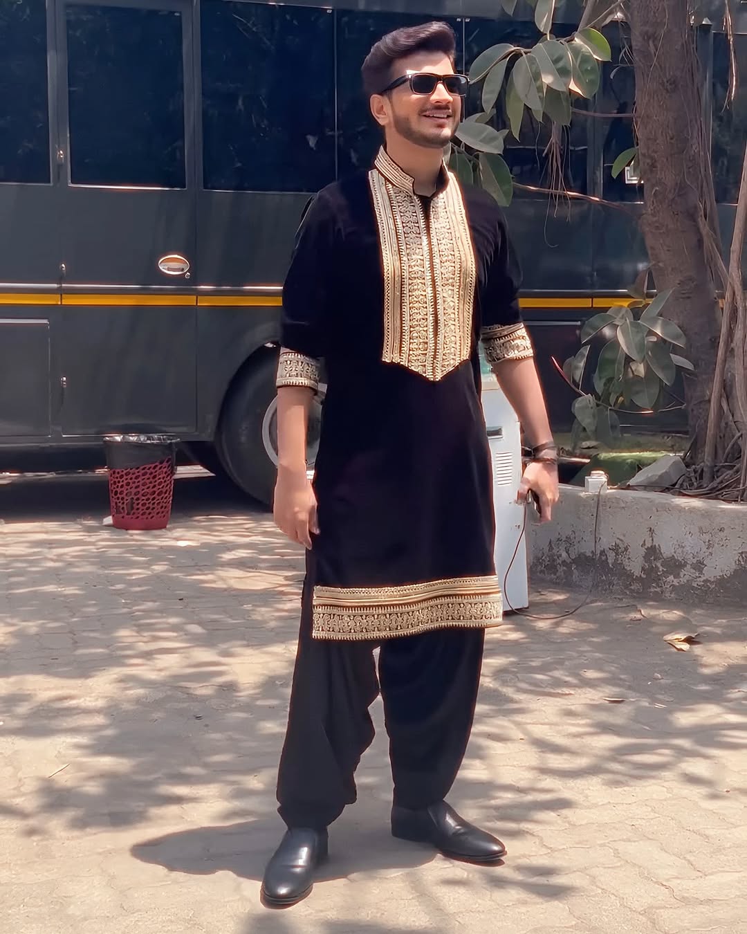 Munavar Adition Black kurta With Embroidery