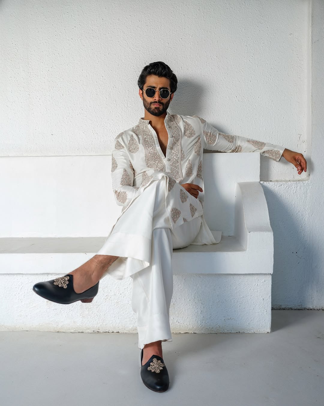 Off White Kurta Pajama Set With Embroidery Work