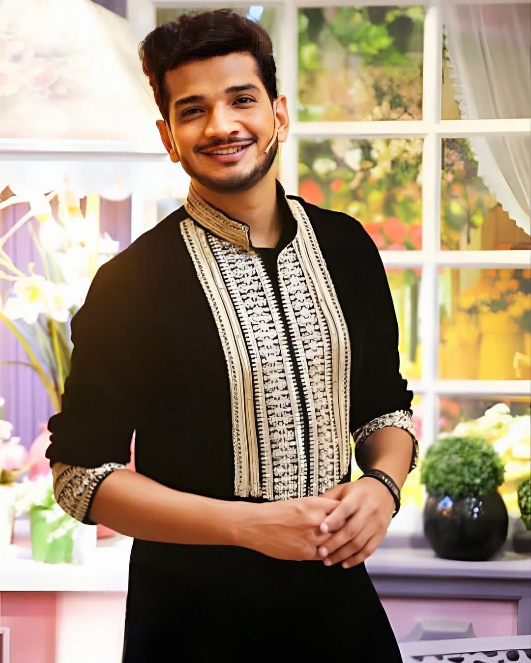 Munavar Adition Black kurta With Embroidery